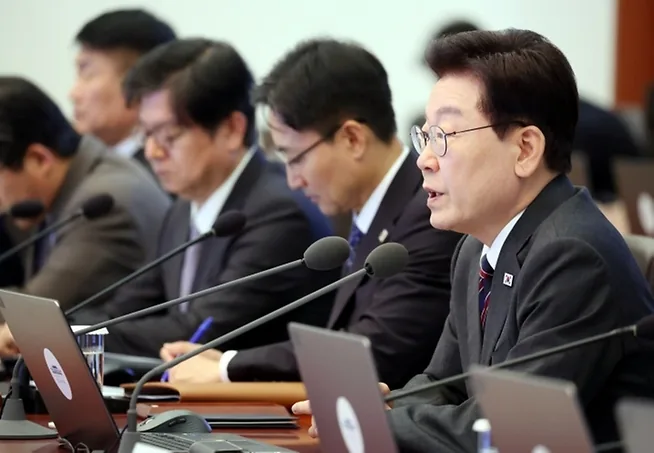 대한민국 정책브리핑 누리집의 최저시급 월급 환산 209시간 2027년 안내 이미지